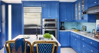هشت رنگ آبی برای داشتن یک میز جزیره زیبا در آشپزخانه